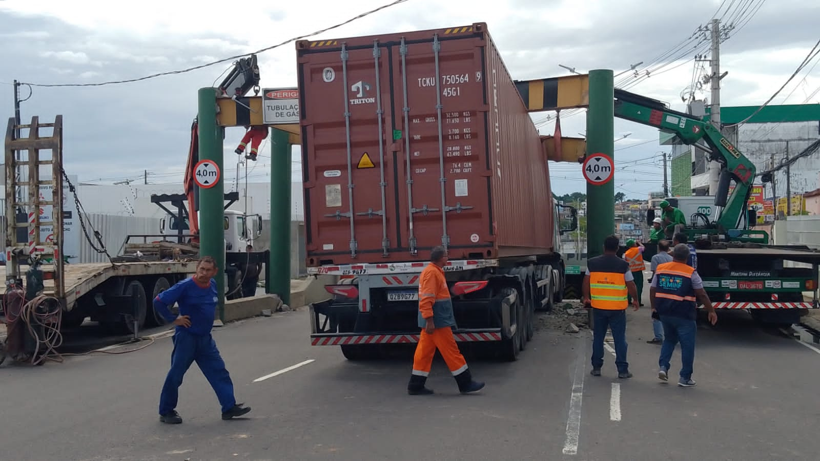 Informe Manaus Carreta Atinge Limitador De Altura