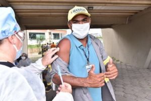 02 24022021 FOTO Trabalhadores do setor funerario de Manaus sao imunizados contra a Covid 19 300x200 1