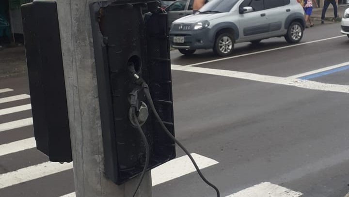 Vandalismo em botoeiras e semaforos 3 720x407 1