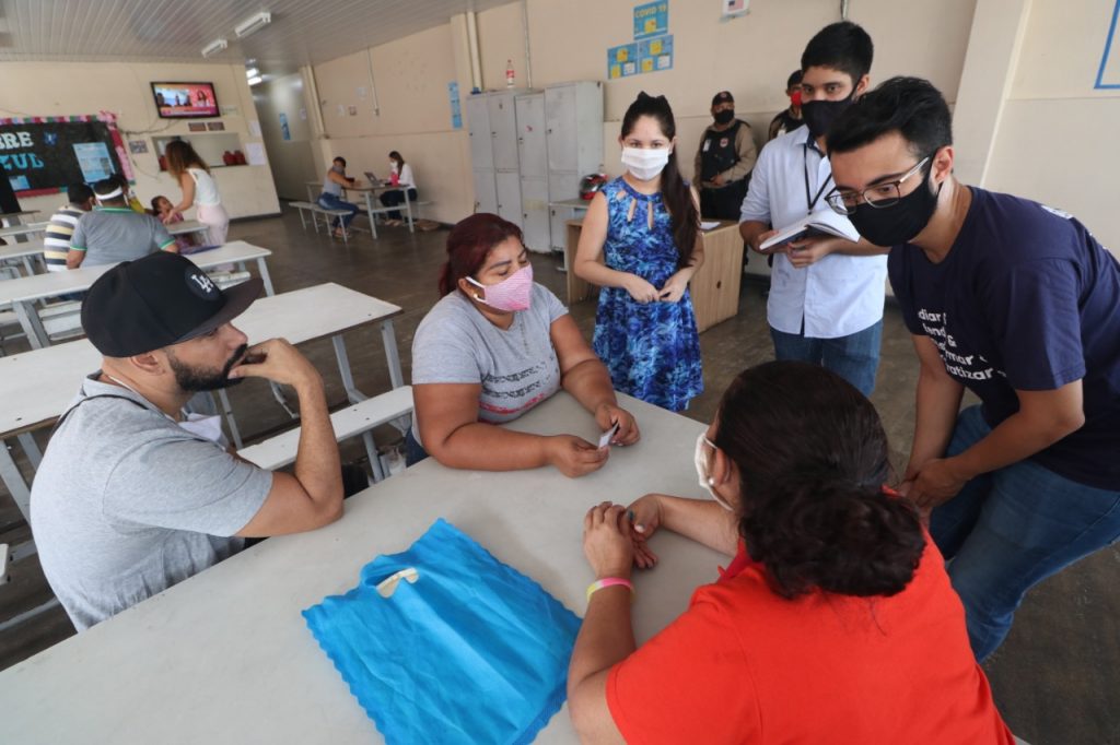 Foto 1 E28093 De vestido azul a estudante de Direito Maria Necy Bentes Brazao 27 atua no atendimento a assistidos durante estagio na DPE AM no projeto Nosso Coracao tambem e Azul 1024x682 1