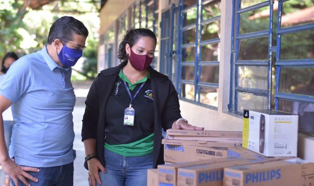 03 Dep. JoaI o Luiz entrega equipamentos adquiridos com emendas aI Escola Marcantonio VilacI a 640x380 1