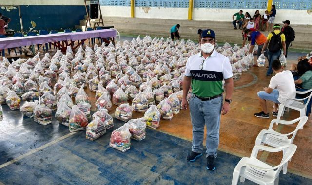 06 Dep. Abdala Fraxe participa de entrega de cestas baI sica para famiI lias de Caapiranga atingidas pela cheia 640x380 1
