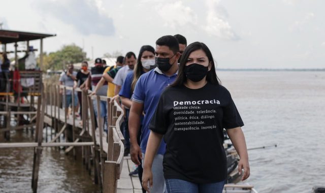 02 Dep. Joana Darc visita Careiro da VaI rzea para acompanhar os impactos da cheia e da pandemia 640x380 1