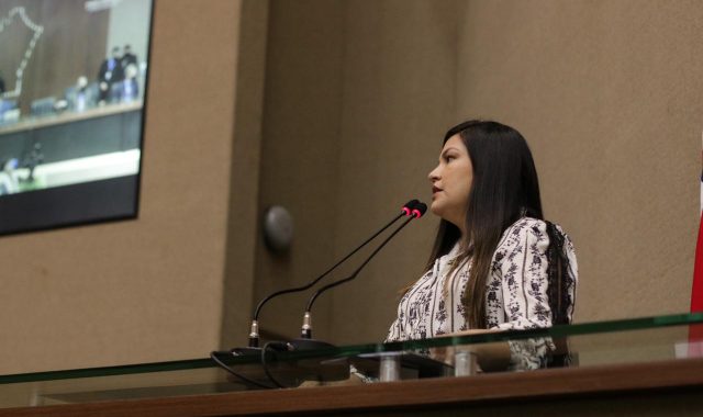 07 Dep. Joana Darc ProibicI aI o de uso e comeI rcio de coleiras de choque para animais eI aprovada 640x380 1