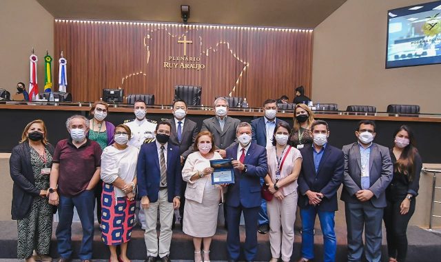 07 Dep. Therezinha Ruiz UEA eI homenageada na Assembleia Legislativa pelos 20 anos de atividade no Amazonas 640x380 1