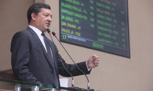 04 Dep. Felipe Souza se manifesta a favor do voto auditaI vel durante SessaI o na Assembleia Legislativa 1 640x380 1
