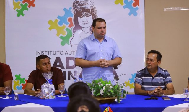06 Em visita a Parintins Roberto Cidade anuncia emenda de R 250 mil para Instituto Autismo Isadora TupinambaI 640x380 1