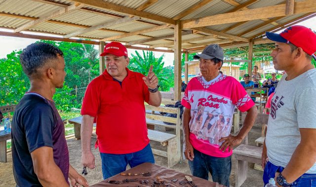 07 Dep. Tony Medeiros quer aI gua potaI vel e energia eleI trica nas escolas da aldeia Mutuquinha 640x380 1