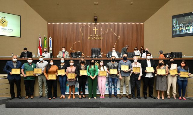 01 Dep. Joana Darc homenageia meI dicos veterinaI rios na Assembleia Legislativa 640x380 1