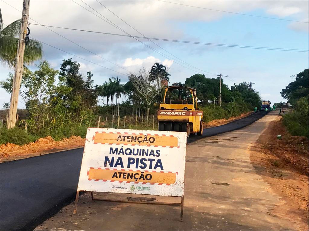 Construcao da Estrada Coari Itapeua 1