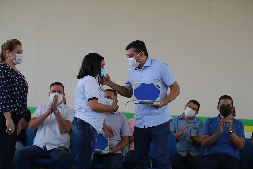 Governador Wilson Lima entrega notebooks para estudantes de Rio Preto da Eva 1 Foto Lucas Silva Secom