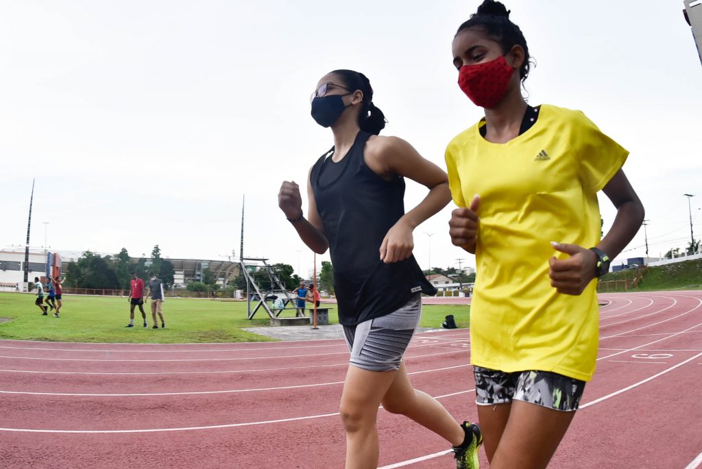 Maria de preto e Ana treinando na Pista de Atletismo da Vila FOTO Mauro Neto Faar 1024x685 1