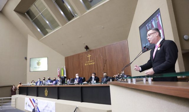 15 Assembleia Legislativa realiza concessaI o de Medalha Ruy ArauI jo a juiz CaI ssio AndreI Borges 640x380 1