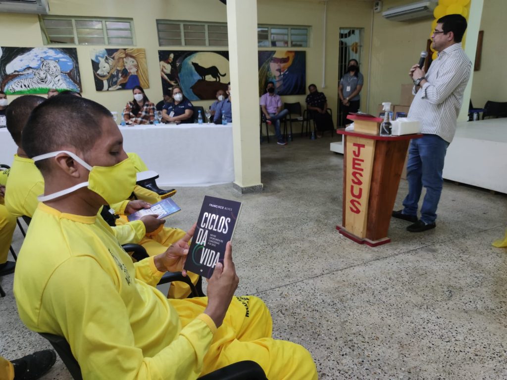 Seap recebe doacao de 550 exemplares de livros religiosos 2 1024x768 1