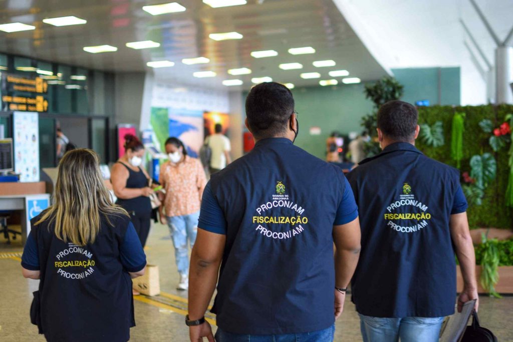Fiscais do Procon AM vao ao aeroporto de Manaus para entregar autuacoes Foto Joao Pedro Sales Procon AM 1024x683 1