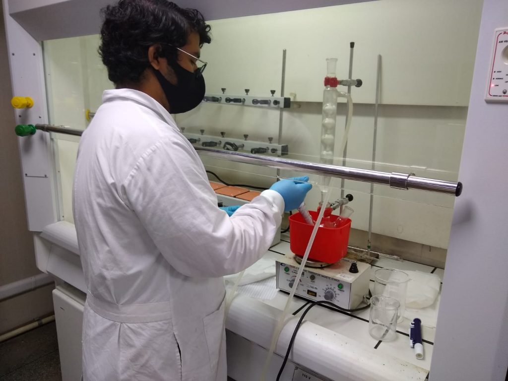 Aluno do projeto Ronildo Pimentel realizando a sintese do oxido de grafeno 1 1024x768 1