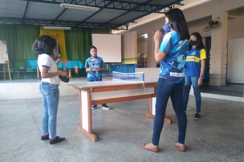 Estudantes praticando tenis de mesa Fotos Ingrid Coelho 1024x681 1