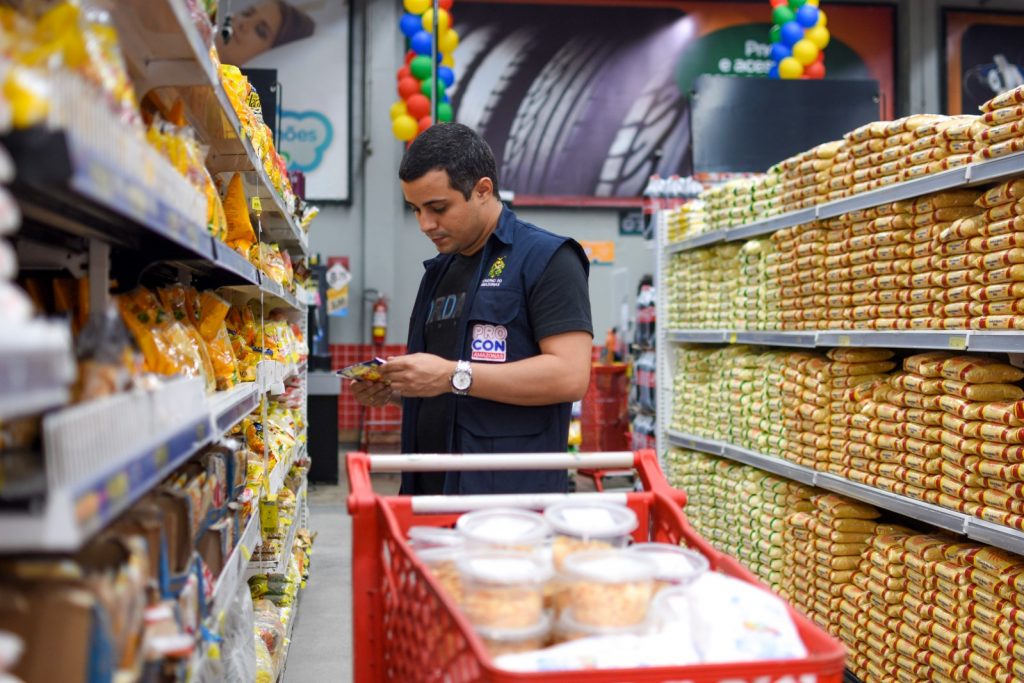 Fiscalizacao do Procon em supermercado de Manaus Foto Joao Pedro Sales Procon AM 3 1024x683 1