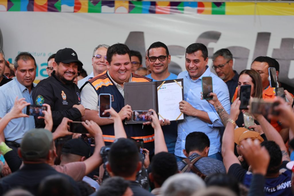 Governador Wilson Lima e secretario da Seminf formalizam inicio do recapeamento no bairro Compensa Foto Bruno Zanardo Secom 1024x683 1
