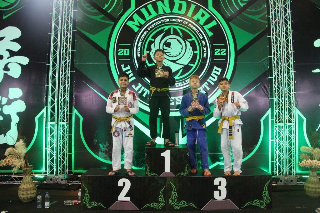 FAAR Kyuri atleta de 11 anos no podio 1o lugar foto Divulgacao 1024x683 1