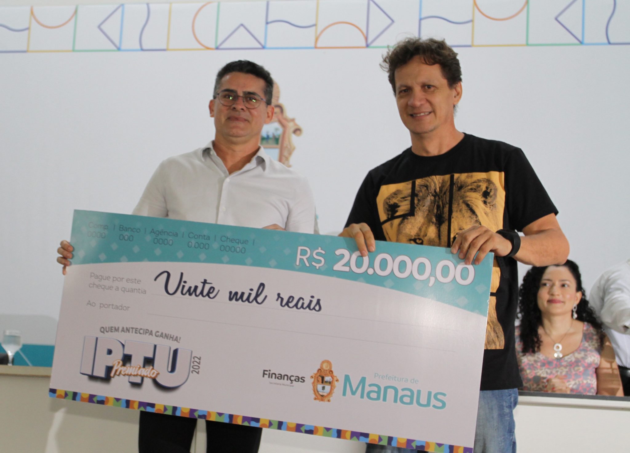 1 Prefeito David Almeida realiza entrega dos cheques simbolicos aos ganhadores da campanha IPTU Premiado 2022 2048x1473 1