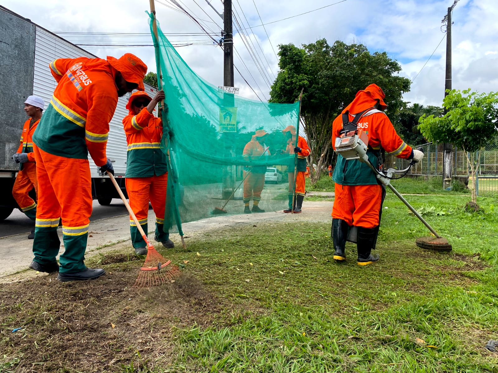 Conjunto 31 de Marco recebe servico de limpeza da Prefeitura de Manaus