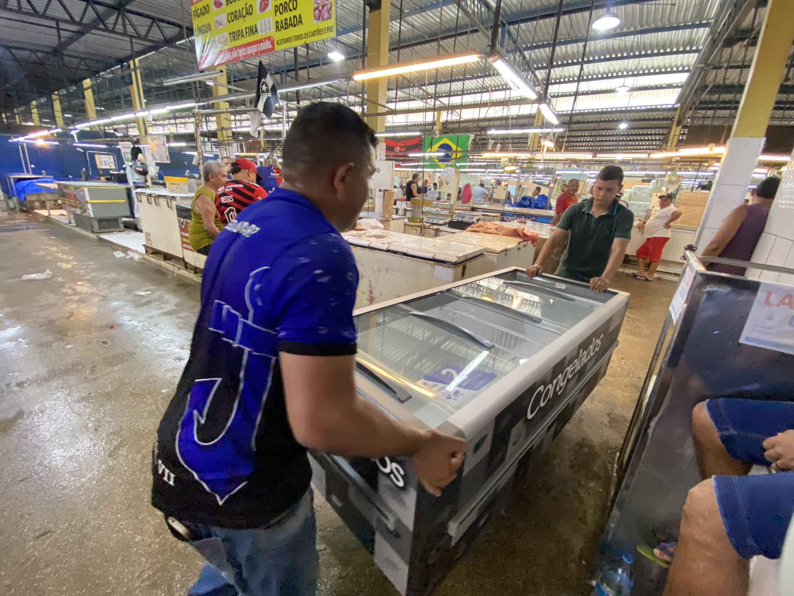 Feirantes da Manaus Moderna trabalham com novos equipamentos doados pela Prefeitura de Manaus 2 scaled 1
