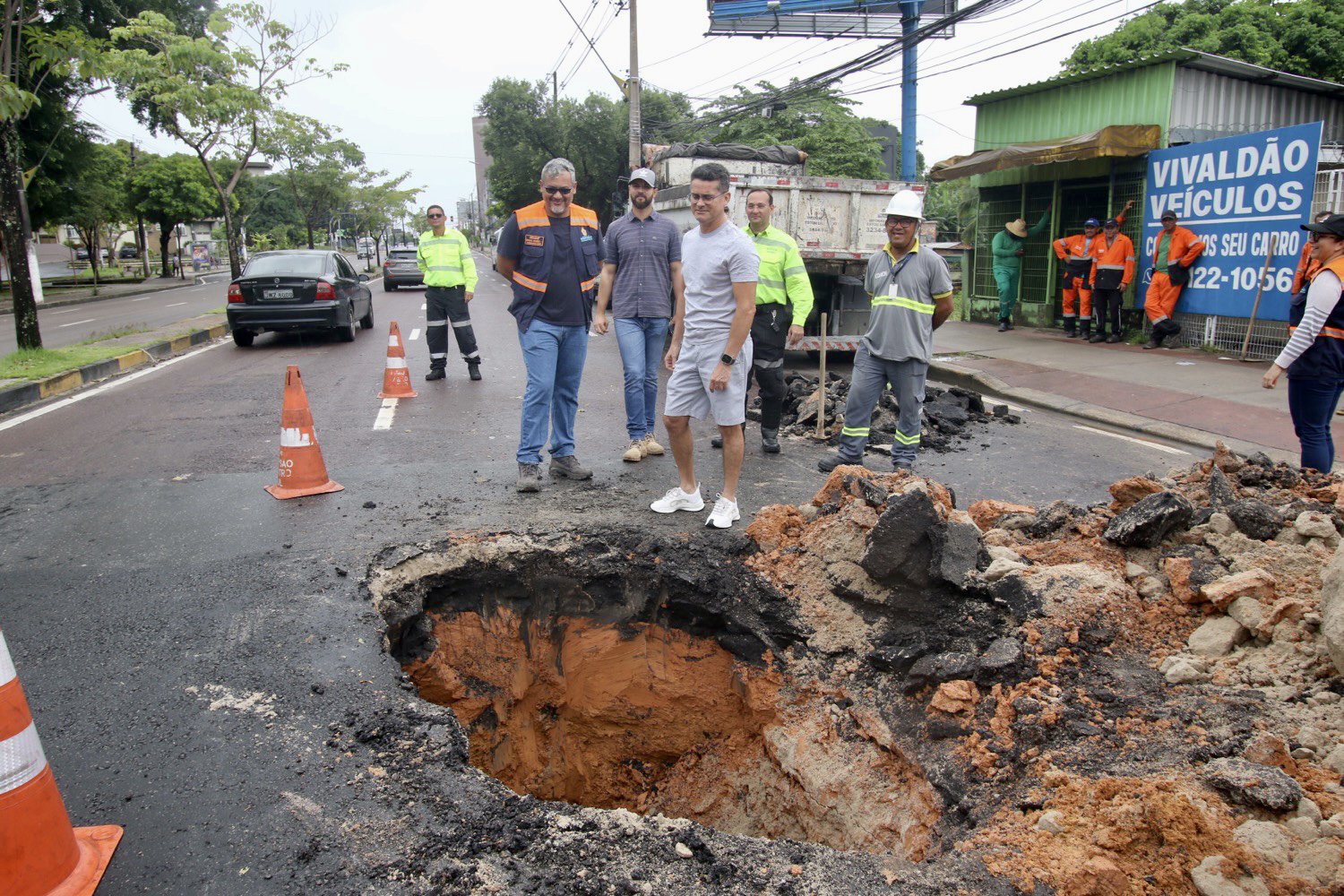 O prefeito David Almeida acompanhou na manha deste domingo 52 o inicio dos trabalhos de recuperacao do trecho desnivelado na avenida Djalma Batista sentido Centro.