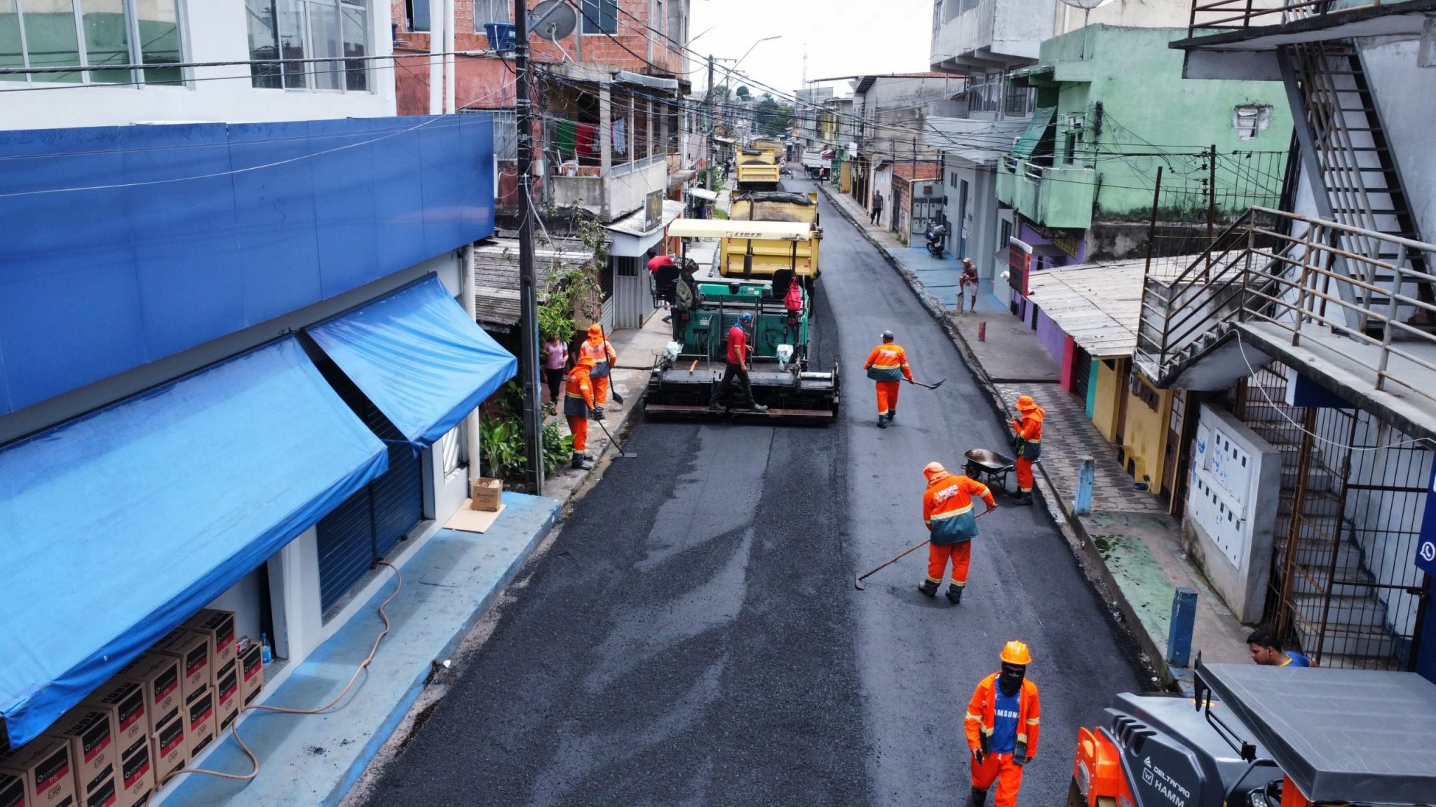 Prefeitura de Manaus aplica 200 toneladas de massa asfaltica na rua 12 do bairro Alvorada scaled 2048x1152 1