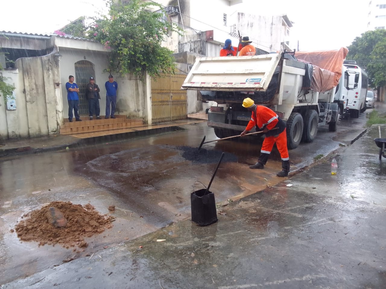 Prefeitura de Manaus desobstrui rede de drenagem e asfalta beco na zona Oeste da cidade