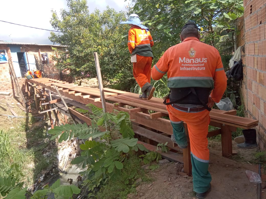 Prefeitura de Manaus implanta nova ponte em madeira no bairro Taruma