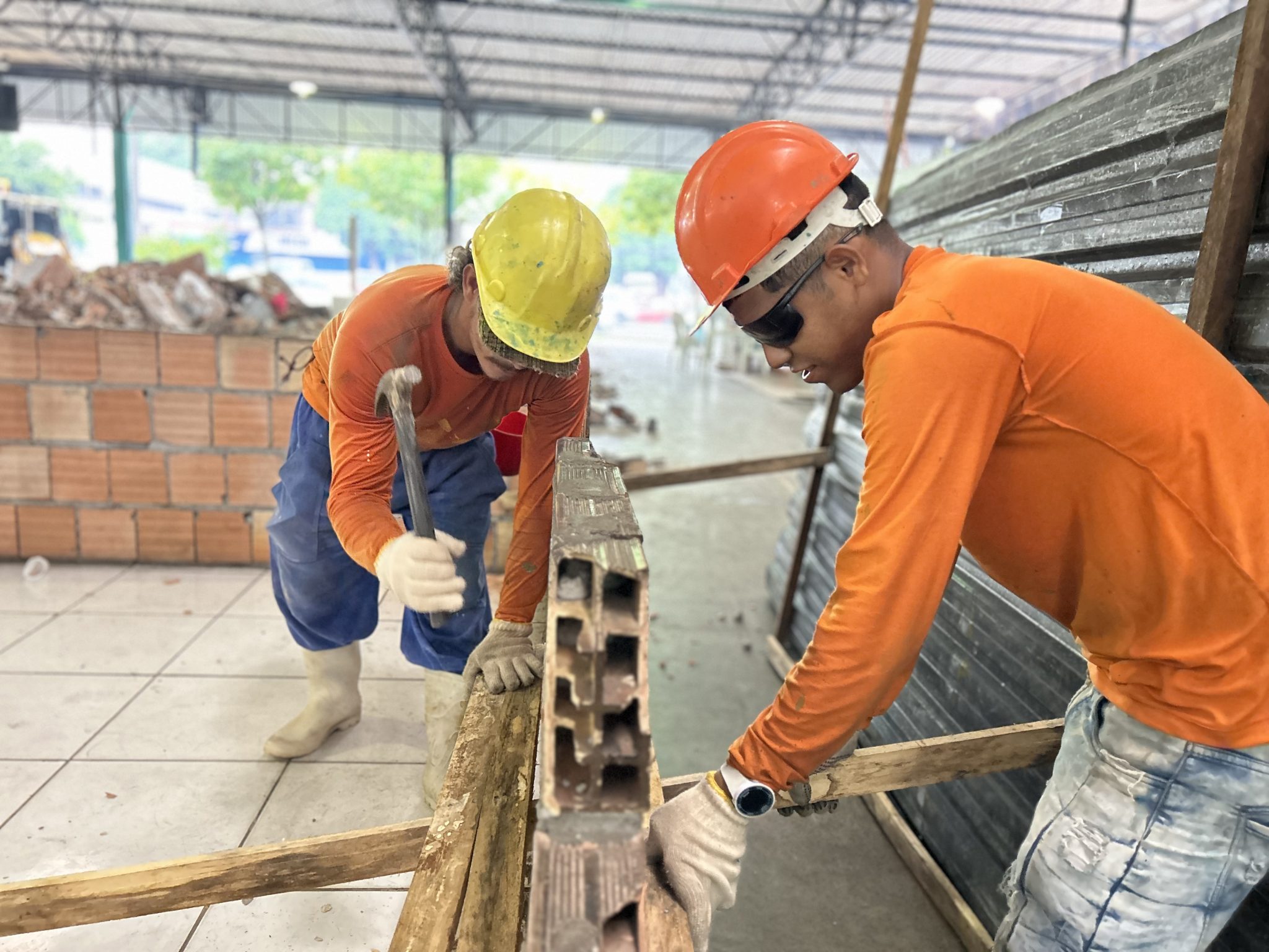 Prefeitura de Manaus intensifica demolicao dos antigos boxes na feira do Coroado 2 2048x1536 1