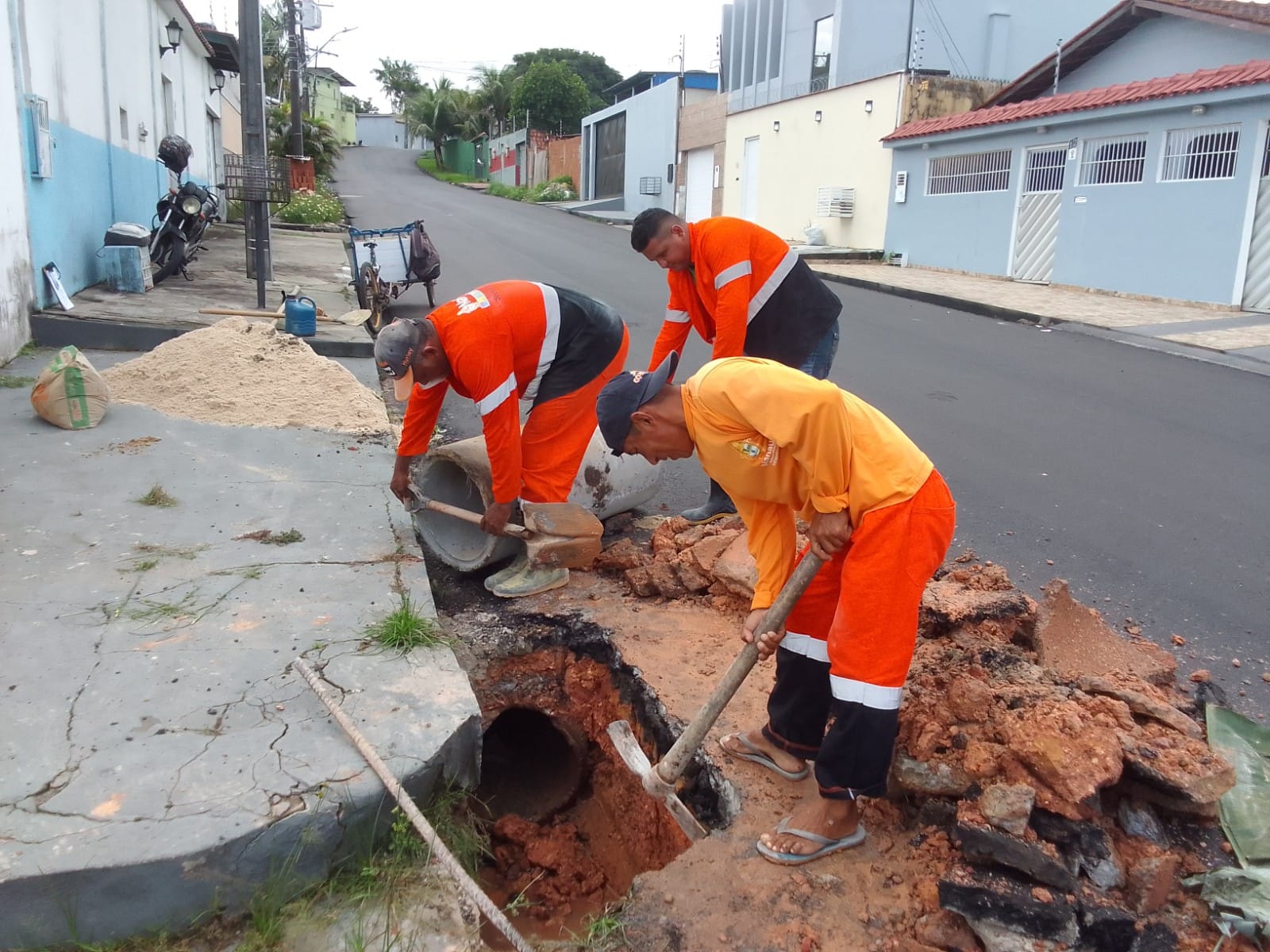 Prefeitura de Manaus realiza recuperacao e desobstrucao de redes de drenagem no bairro Planalto