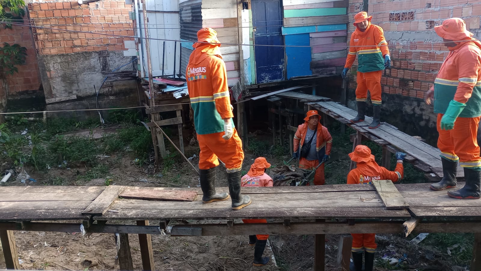 Prefeitura de Manaus realiza servicos de limpeza de igarape no bairro da Paz 2