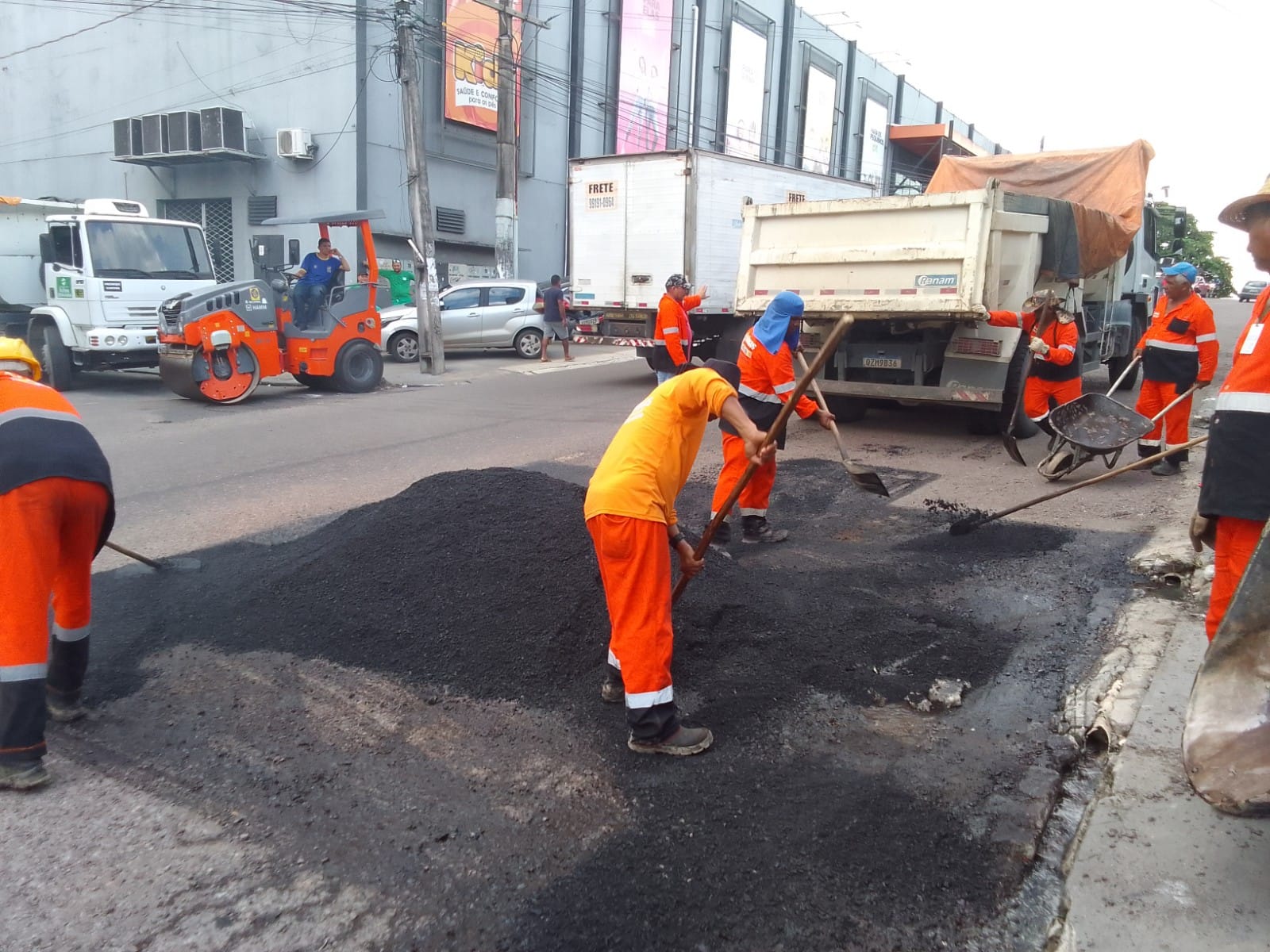 Prefeitura de Manaus realiza servicos de recuperacao asfaltica em bairros da zona Centro Oeste