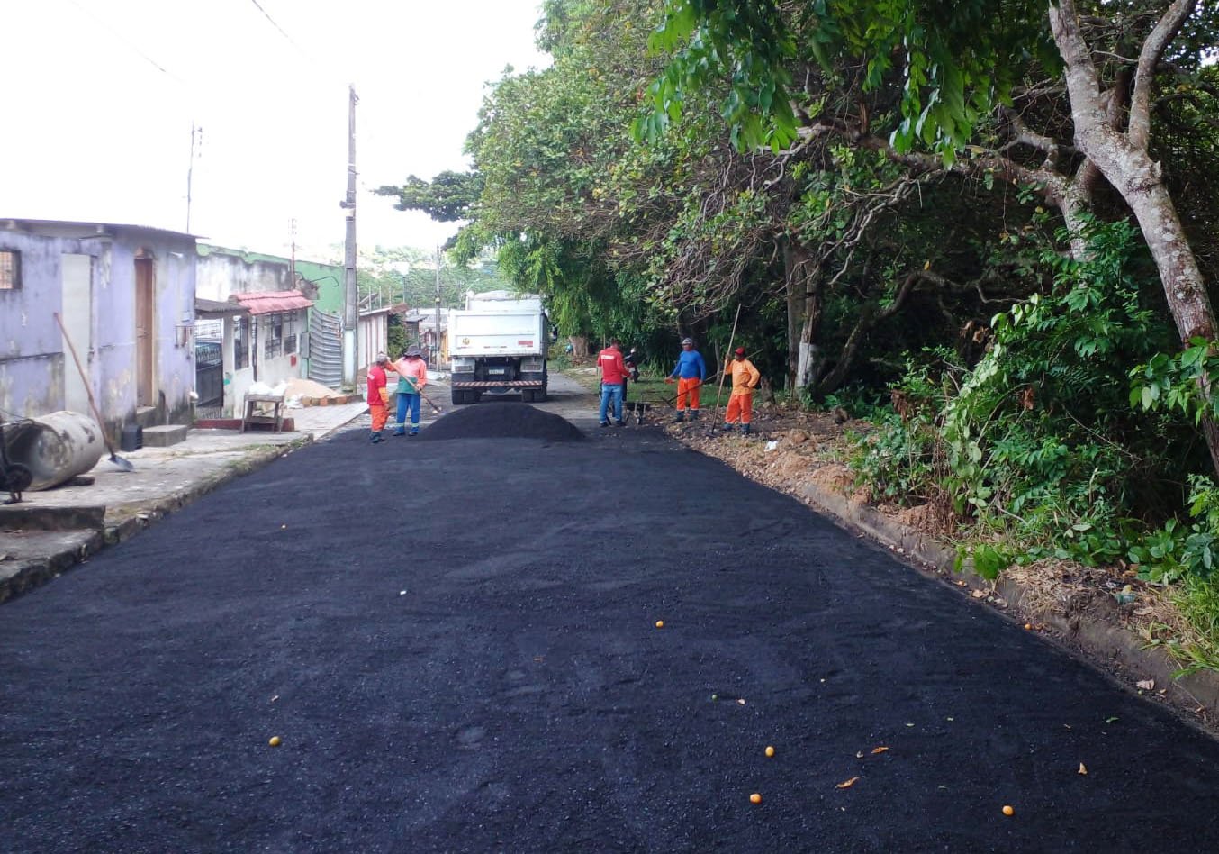 Prefeitura de Manaus recupera asfalto em avenida principal no bairro Santa Etelvina