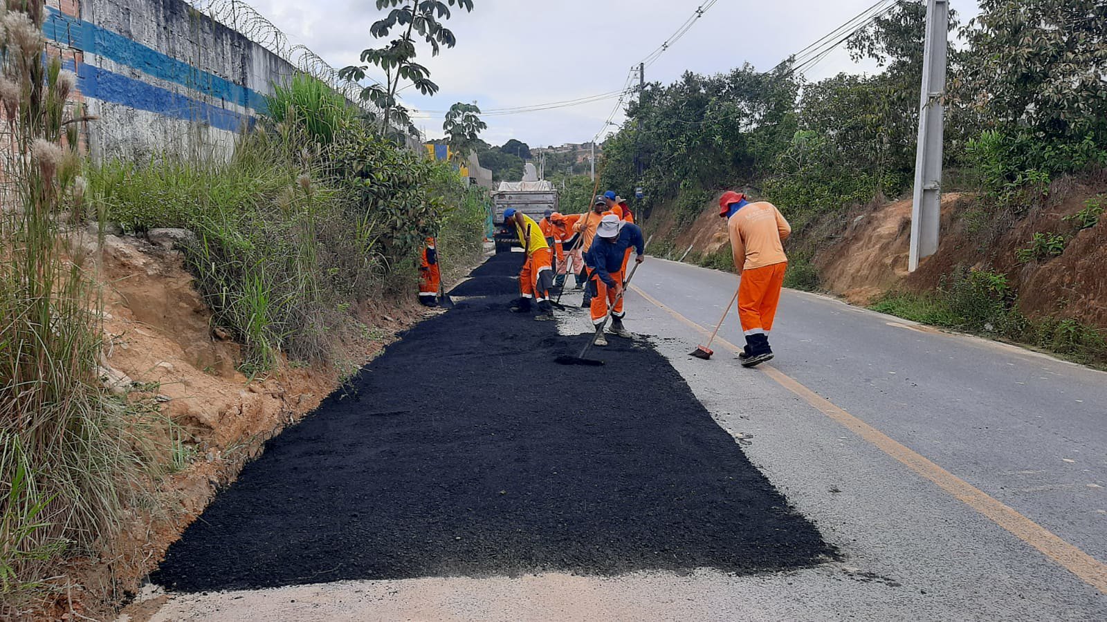 Prefeitura de Manaus recupera asfalto em comunidade no bairro Lago Azul