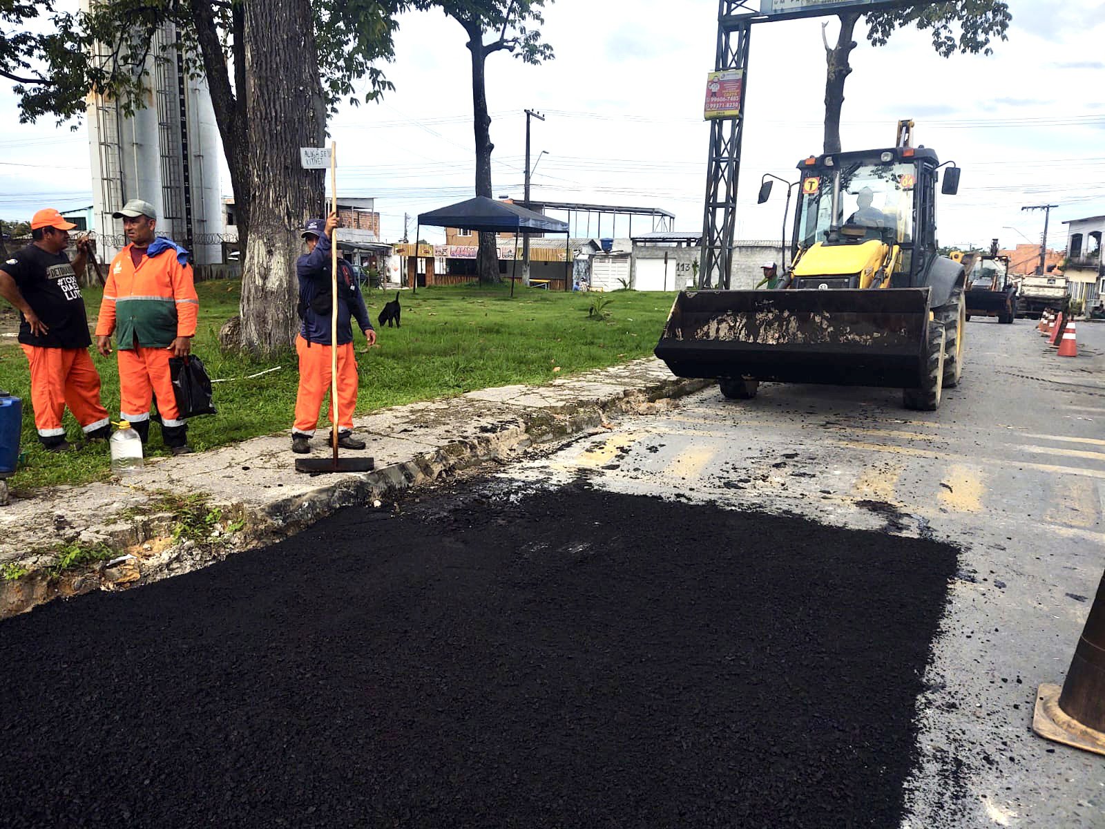 Prefeitura de Manaus recupera asfalto na principal via do bairro Colonia Antonio