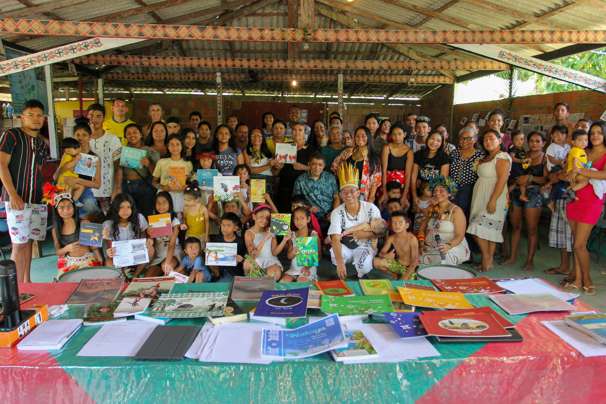 Prefeitura estimula literatura indigena em comunidade Kokama na area rural de Manaus