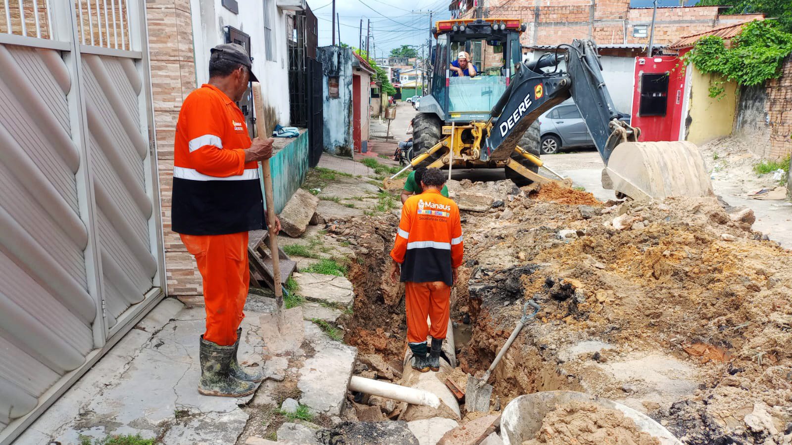 Prefeitura inicia troca de tubulacao em drenagem rompida no bairro Alvorada