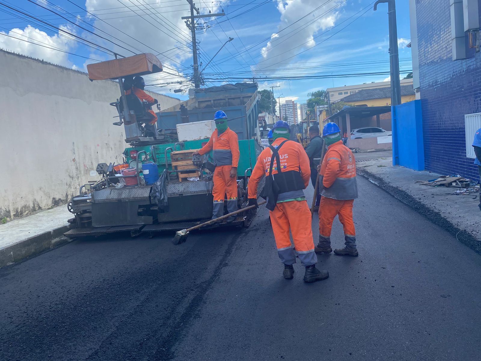 Prefeitura leva ‘Asfalta Manaus ao Alvorada e aplica 500 toneladas de asfalto em via principal