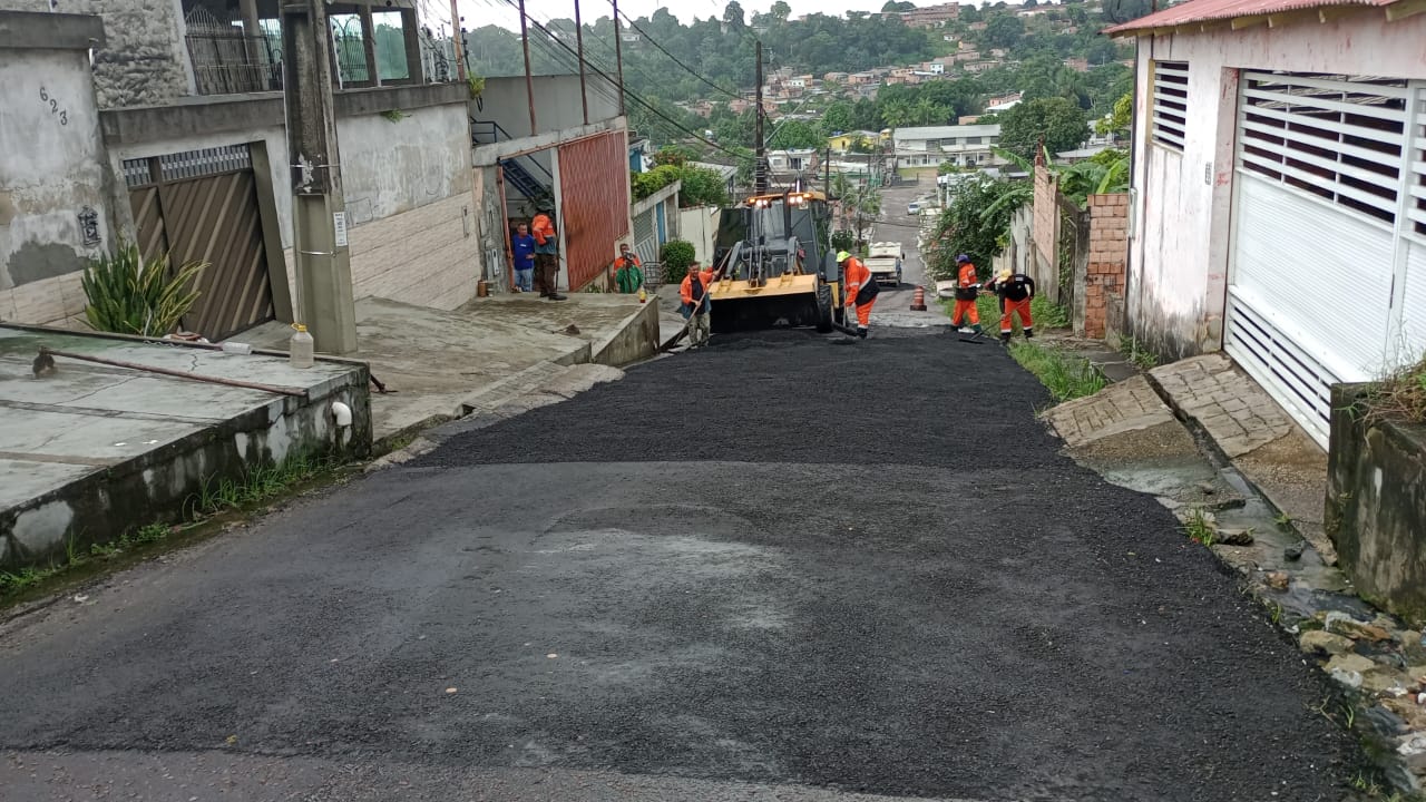 Prefeitura realiza manutencao em asfalto em tres comunidades do bairro Cidade Nova 1