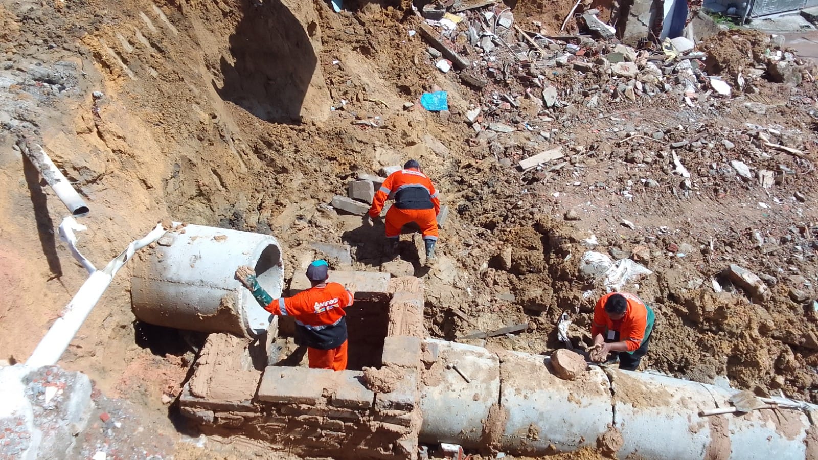 Prefeitura realiza obra emergencial de recuperacao de drenagem profunda no bairro da Paz