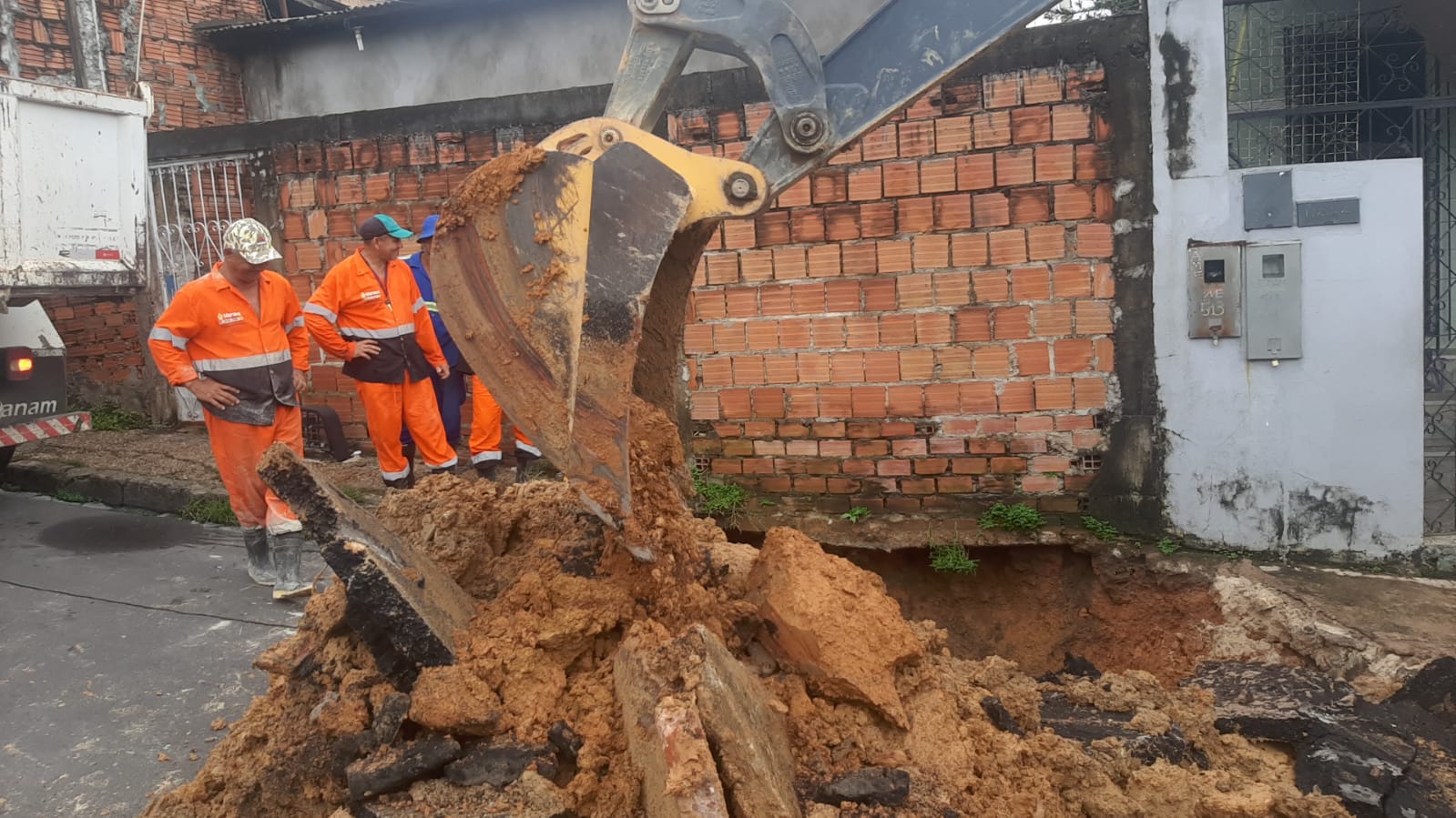 Prefeitura recupera drenagem danificada em ponto de alagacao no bairro Alvorada