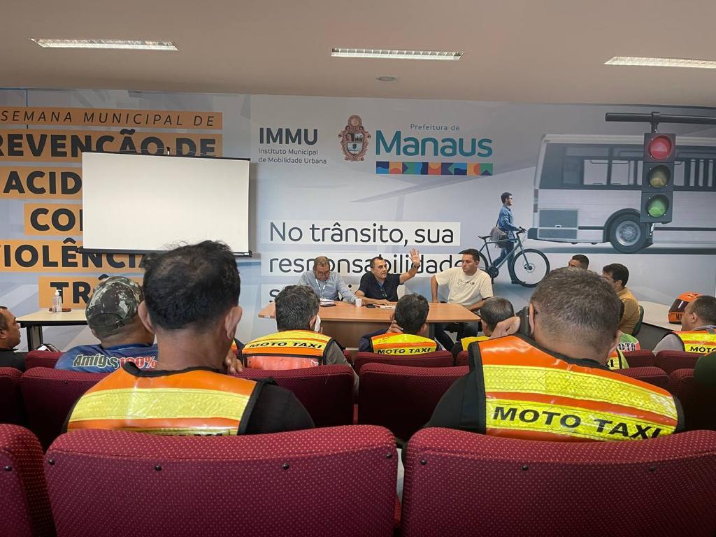 Prefeitura reune com mototaxistas para discutir melhorias do servico e reducao de acidentes