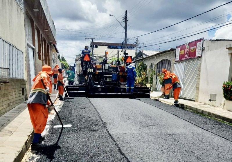 Programa ‘Asfalta Manaus da prefeitura avanca no bairro Dom Pedro