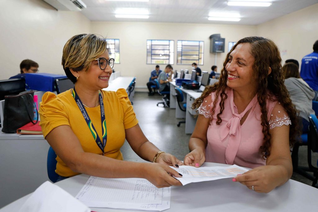 SEDUC AM Matricula alunos FMM Nereida Rodrigues a dir. mae de aluna selecionada FOTO Euzivaldo Queiroz 1024x683 1