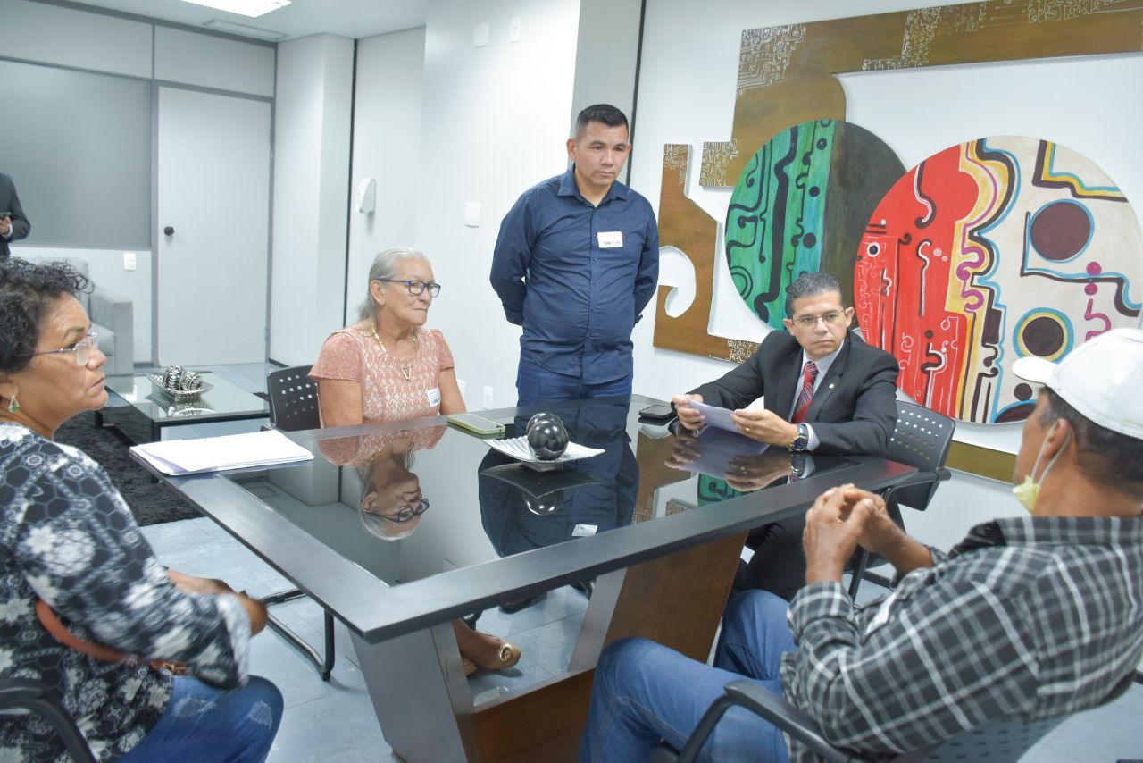 12 JoaCC83o Luiz conversa com agricultores de Rio Preto da Eva sobre asfaltamento de ramais e emendas parlamentares