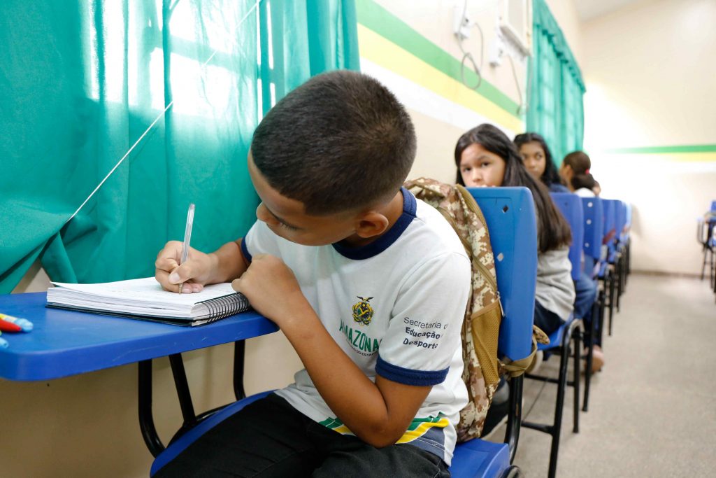 Aluno em Sala de Aula Faca Bonito Euzivaldo Queiroz Seduc AM 1024x683 1