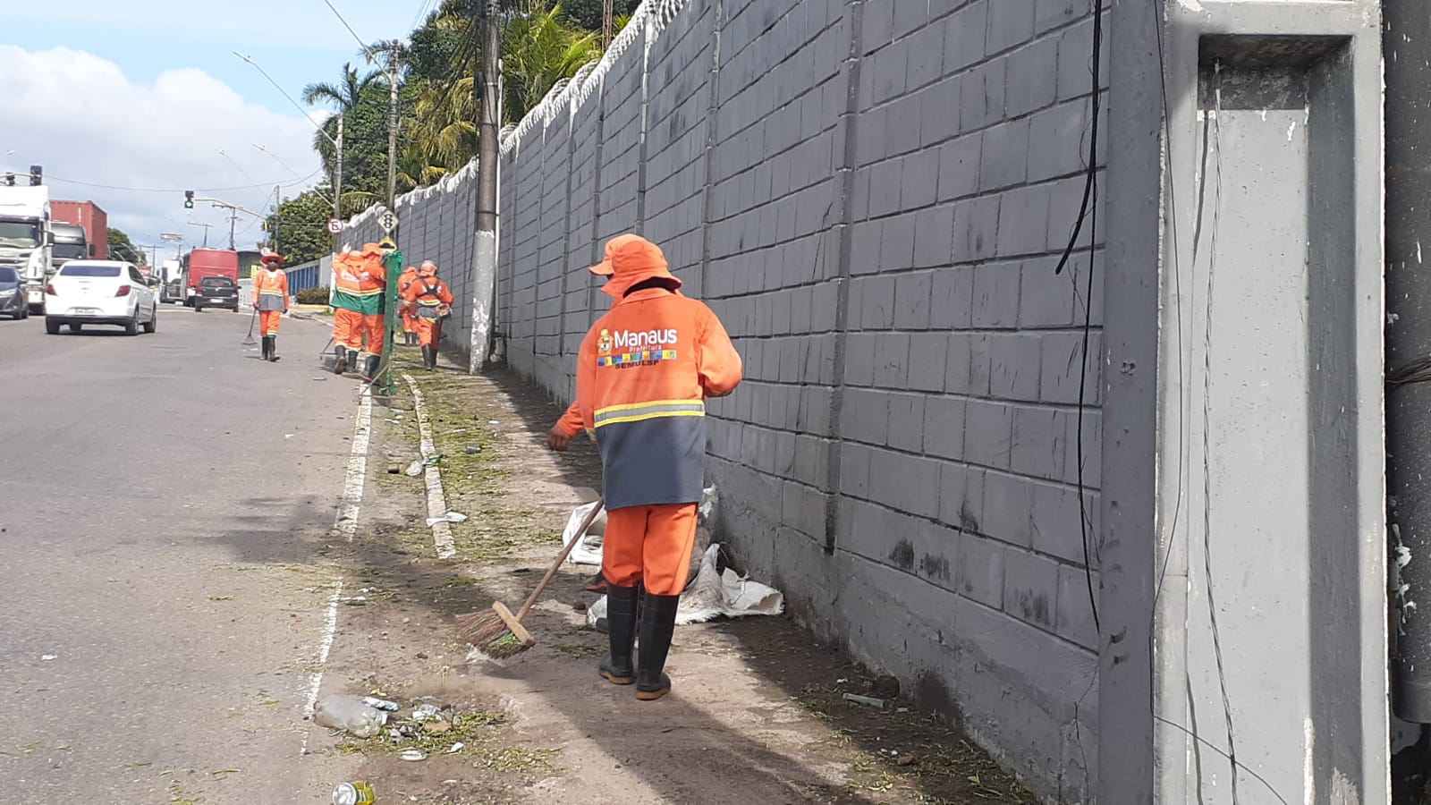 Avenida General Rodrigo Otavio recebe servico de limpeza da prefeitura